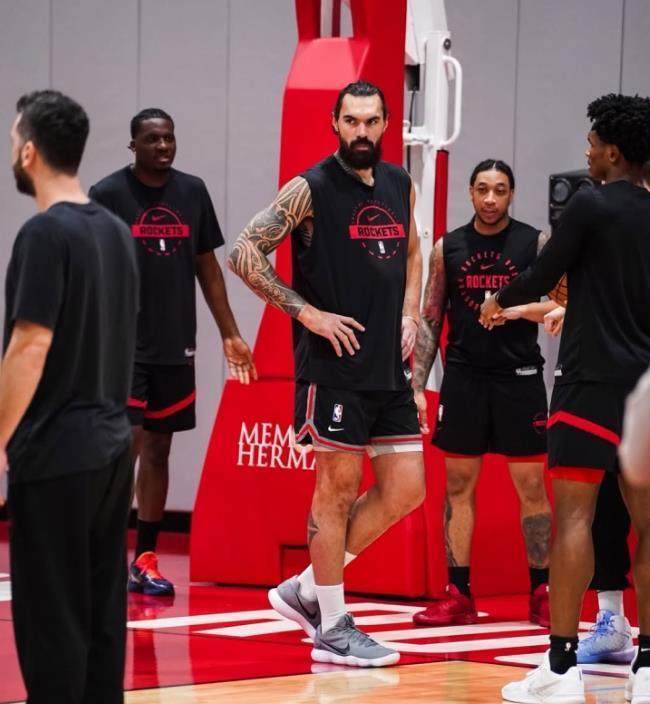 亚当斯长期缺战，火箭不签中锋反追后卫？斯通不慌：3中锋够用了