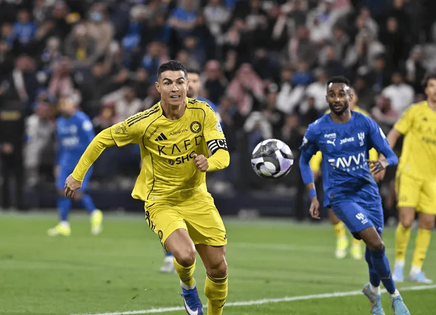 开云kaiyun官方网站-球报：C罗将继续等待拖欠薪资问题得到解决后，再回归赛场